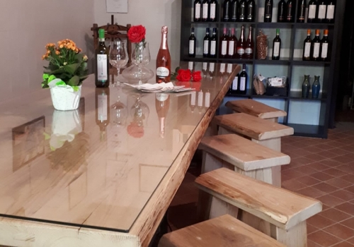 tavolo e sgabelli per sala degustazione vini