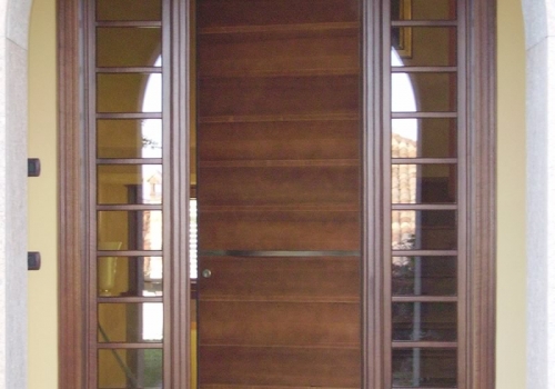 Portoncino d'ingresso in legno a disegno architetto